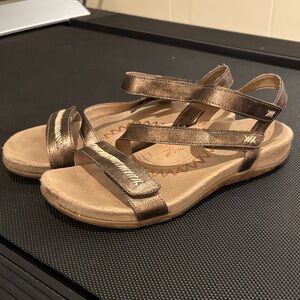 Aetrex bronze sandals